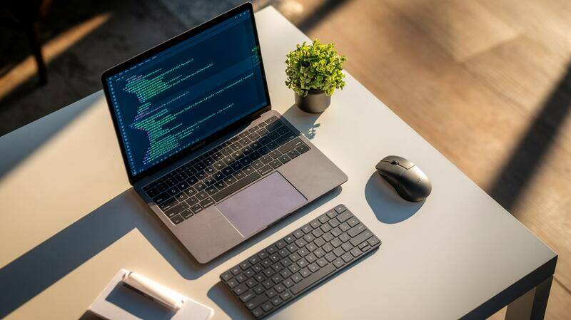 Illustration en plongée d'un bureau de développeur organisé avec un ordinateur affichant des commandes Next.js comme 'getServerSideProps', évoquant l'équilibre entre vitesse et fraîcheur des données.